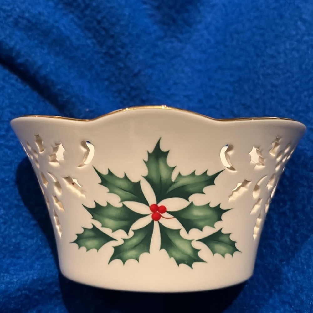 NWT Lenox Small Pierced Bowl with Holly Leaves & Berries Holiday Dimension